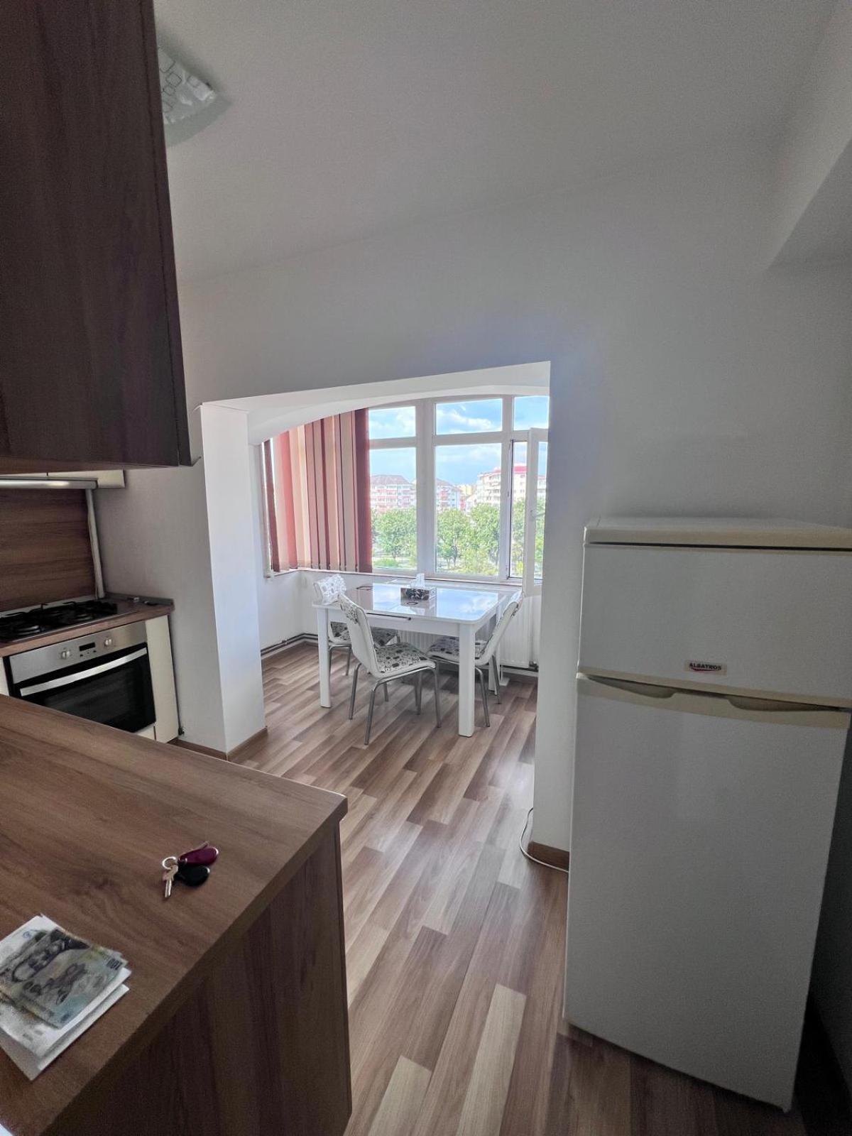 Chindia Apartament Targoviste Bagian luar foto