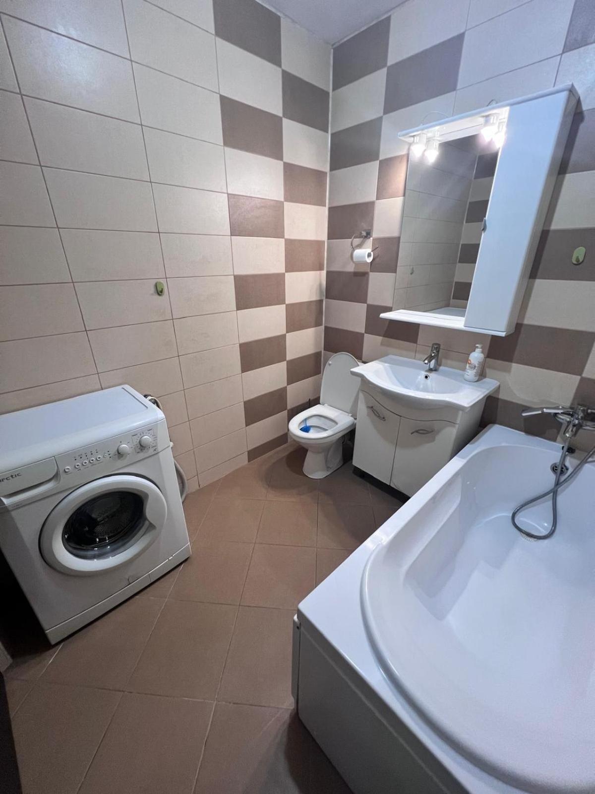 Chindia Apartament Targoviste Bagian luar foto