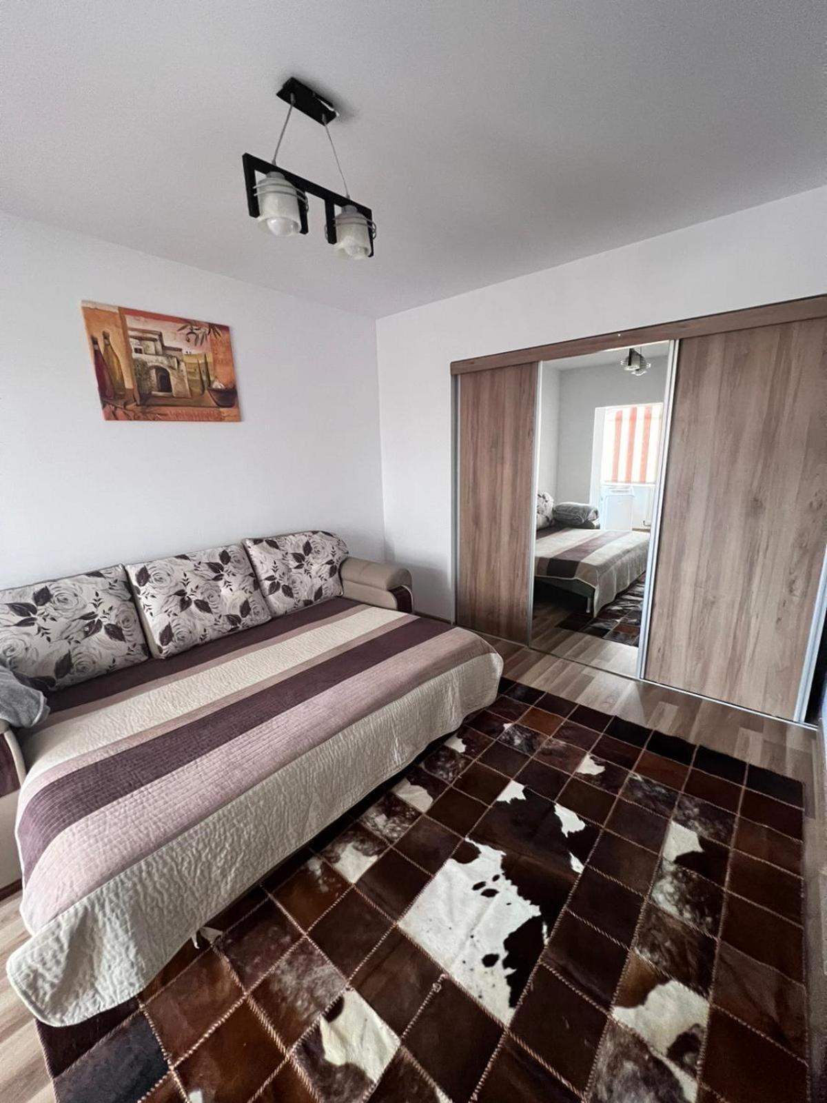 Chindia Apartament Targoviste Bagian luar foto